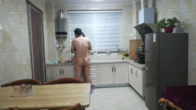 [原创]3P太累了，半夜老婆起来给单男做好吃的