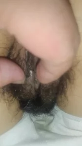 趁骚妇老公加班，在他们的床上玩弄她的骚逼