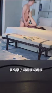 这少妇也太骚了，随机勾引路人，火车上看到壮硕小伙子上去勾引