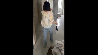 少妇新家装修现场野战！！趁装修师傅下班之后过来偷情！